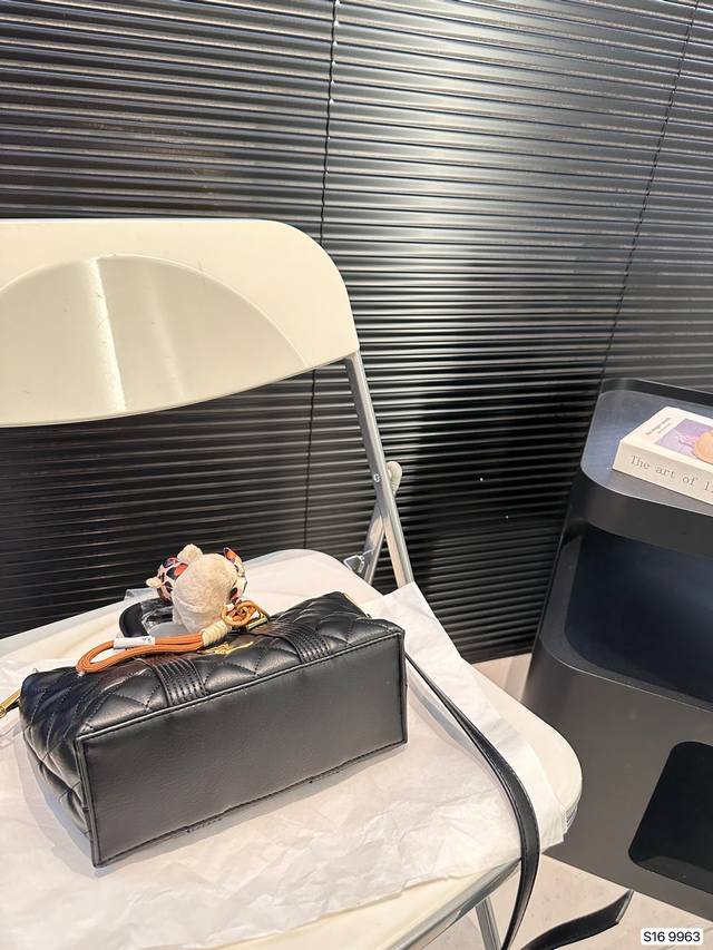 Paired with a box, the Saint Laurent handbag is a hot and stylish new item that looks great when you go out. Size 22 17 item number has been revised to 9963.