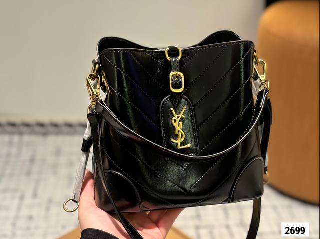 The Ysl bucket bag with the box is a hot, cool, and sweet new style that looks great when you go out. Size 21.20