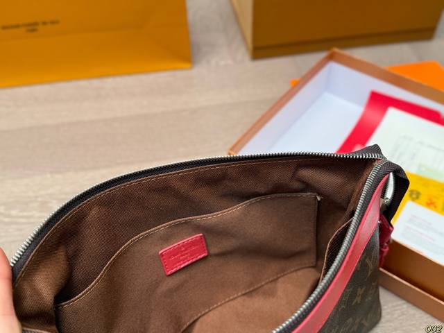 Lv's new hand-held bag comes with a box that is loved for daily use. It is versatile, classic, and simple in size 29 19 :