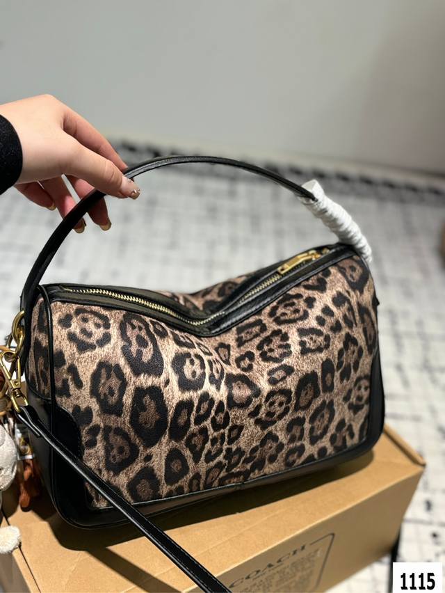 The Ysl handbag with the box is a hot and stylish new item that looks great when you go out. Size 28 20