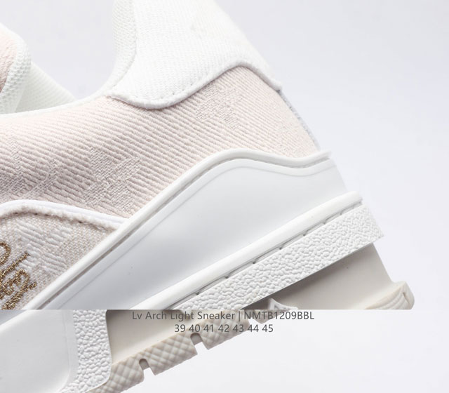 Louis Vuitton Lv board shoes are fashionable sports shoes with a trendy thick sole and height increasing men's shoes. They are comfortable, non slip, and versatile, dominating the entire fashion and entertainment industry. The details of the shoe are