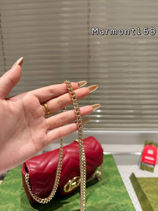 Gucci is a color savvy Ankara red brand. This time, the new ancora red Zundou loves the color of cherries, paired with a rose gold double G logo. Babies who like retro and low saturation colors must buy it. 16: