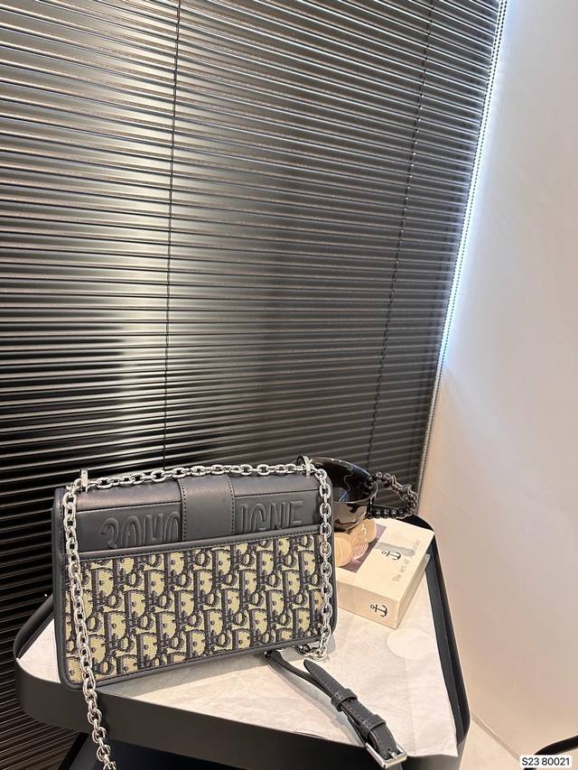 Dior Montaigne Classic is a fabric bag with timeless embroidery craftsmanship. The exquisite square shape of the bag is simple and atmospheric, suitable for both men and women. It is elegant, fashionable, casual, handsome, practical, and fashionable.