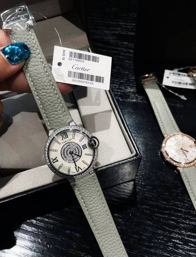 Platinum Ballon Bleu De Cartier Blue Balloon Watch luxury series, with a versatile size of 36Mm, is simple and tasteful, abandoning the complicated and gorgeous decoration prevalent in modern times, and reinterpreting the beauty with simplicity