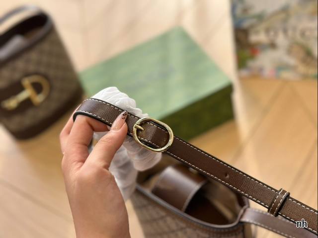 Gucci bucket bag comes with no age limit! Shoulder strap adjustable length size 18 * 19: