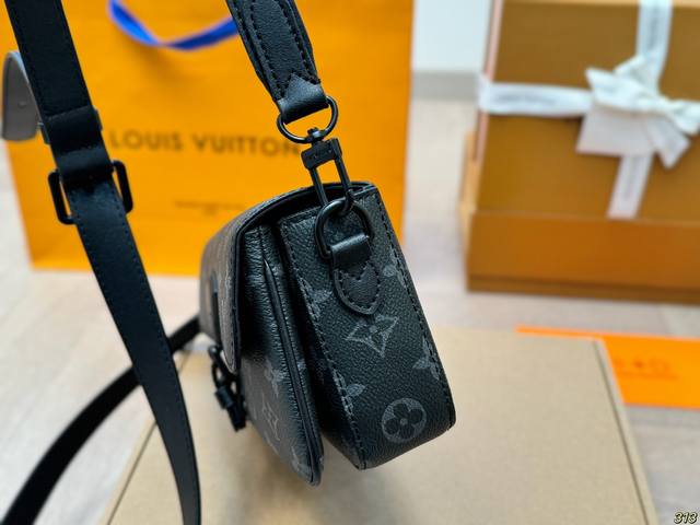 The airplane box chip version Lvmonsuri crossbody messenger bag is the latest spring and summer Montsouris series men's small shoulder bag. The square and long bag shape has a bit of a baggy smell. The overall All Black design is really cool: