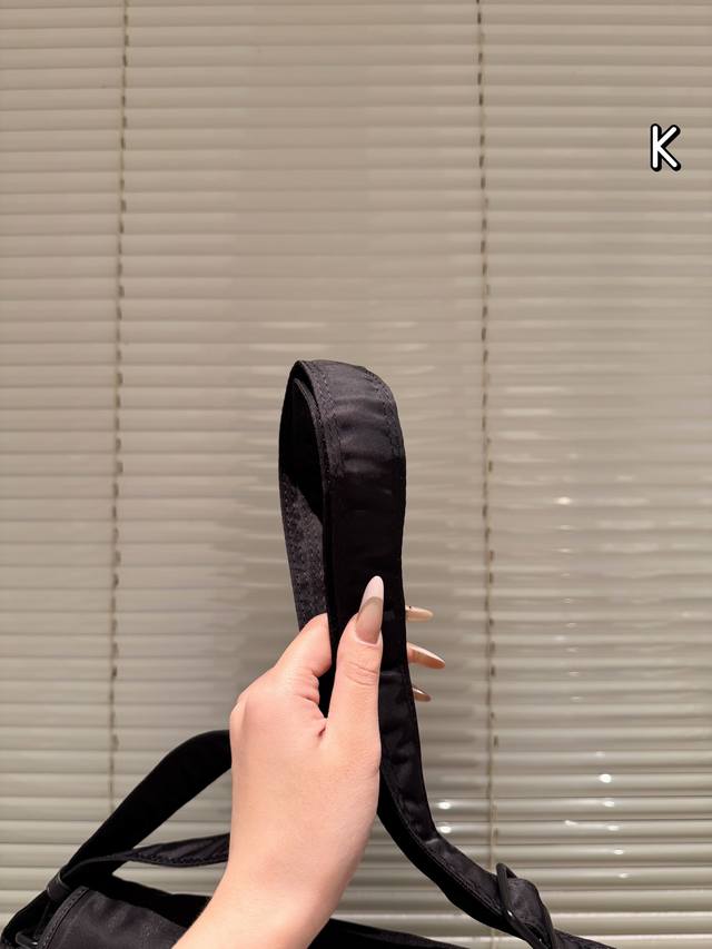 The Ysl Niki mailman bag has a tightly held temperament, and the # Niki shoulder strap can be adjusted to a single shoulder position, and even shorter to an armpit bag. Of course, this is completely fine for crossbody. The YSL nylon fabric reflects a