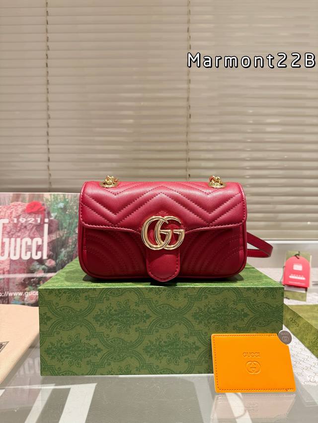 Gucci is a color savvy Ankara red brand. This new ancora red Zundu loves the color of cherries, paired with a rose gold double G logo. She loves retro and low saturation colors for babies - definitely in the 22C: