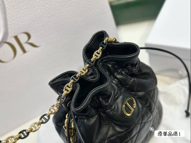 The front of Dior's new product comes with a vintage gold finish metal CD logo, paired with a drawstring compartment for storing various daily items. Paired with an adjustable chain shoulder strap adorned with leather straps, it can be carried, slung