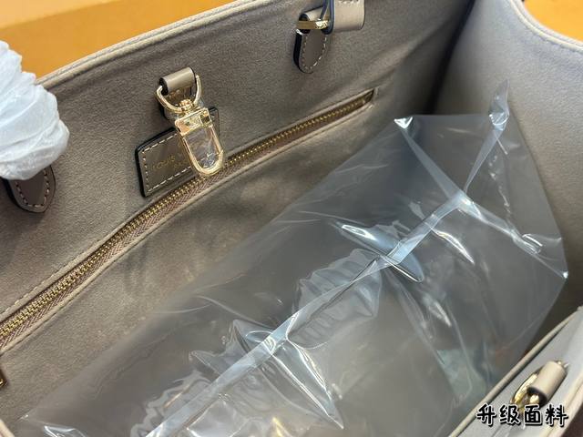 The folding box Lv of this on the go medium-sized handbag exudes the elegant charm of monogram Empreinte embossed leather, injecting a lively spring atmosphere into the seasonal look. Adequate capacity to meet urban travel or business needs, top: