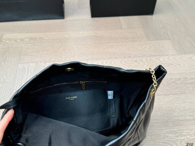 Saint Laurent ysl Tote bag hidden Rocket appears! I am particularly satisfied with the commuting bag and have been tempted ten thousand times!! Super Super Super Rocket's commuting bag texture is really wow highly recommended!!! Size 36 36