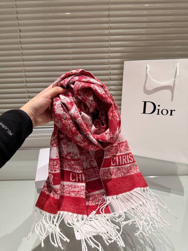 The new autumn and winter college style double-sided scarf has a thick, soft and super versatile feel, making it a fashionable item that can be used as a scarf or shawl! One side is decorated with the 