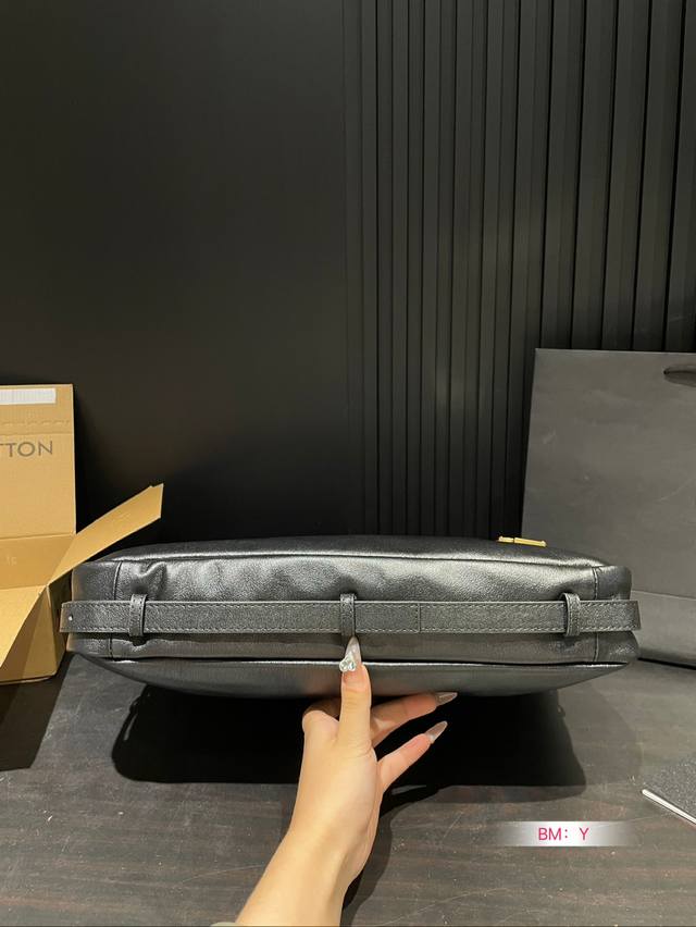 Cowhide Ysl Saint Laurent armpit bag is very textured cool and cute is a must for every girl who pursues beauty Size 40 * 30