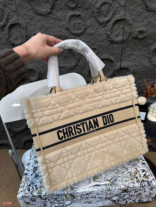 The large and medium-sized Dior tote autumn and winter fur collection is so cute, with a plush texture that touches the heart. The super beautiful black fur makes the entire bag very eye-catching, with a large capacity design and a concave shape arti