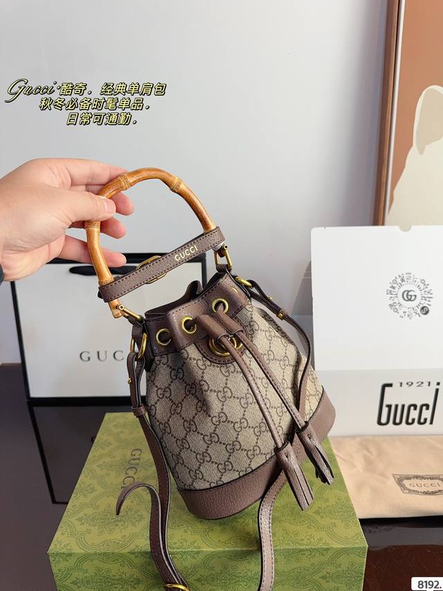 Comes with a gift box Gg bamboo handle bucket bag with interlocking double g logo GG mini bucket bag decoration. Gucci traces its brand back to the luxury travel trend of the 1920s and continues to explore its leather goods collection. This beige and