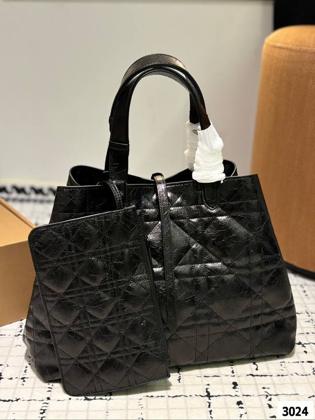 With a folding box, Dior Tourjours Tote Bag Dior is exquisite, beautiful, advanced, elegant, and easy to handle. It can be used all the year round without choosing clothes or seasons. It can be cool and cute. Tall girls can carry it, and the temperam