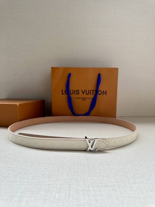The 2.0-wide Lv Iconic double-sided belt welcomes the new season with a slim cut, paired with the iconic Iconic buckle. Whether showcasing Monogram Reverse canvas or plain leather, it: