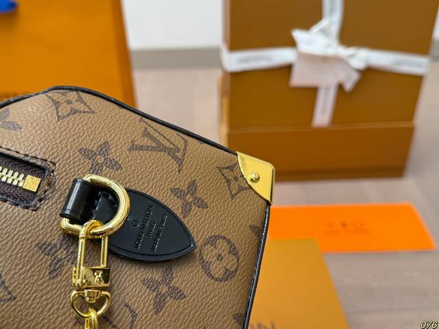 Folding box Lv old flower pillow bag is durable, exquisite, and super capable of holding capacity. It is also a must-have size for daily outings. Size 20 14: