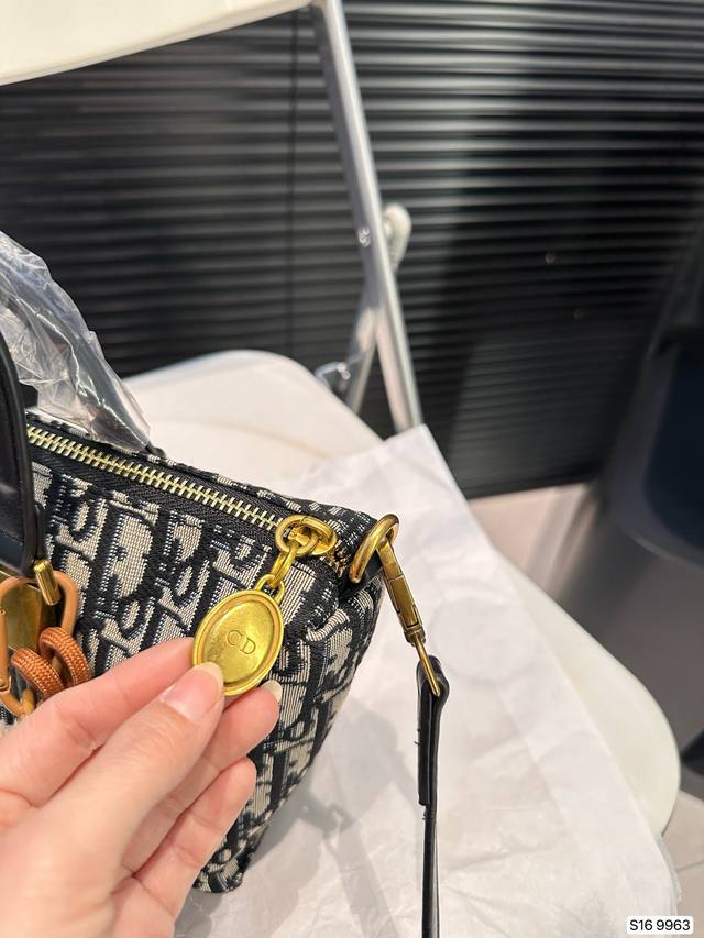 Paired with a box, the Dior handbag is a hot and trendy new item that looks great when you go out and grab it. Size 22 17, item number 9963, has been redesigned