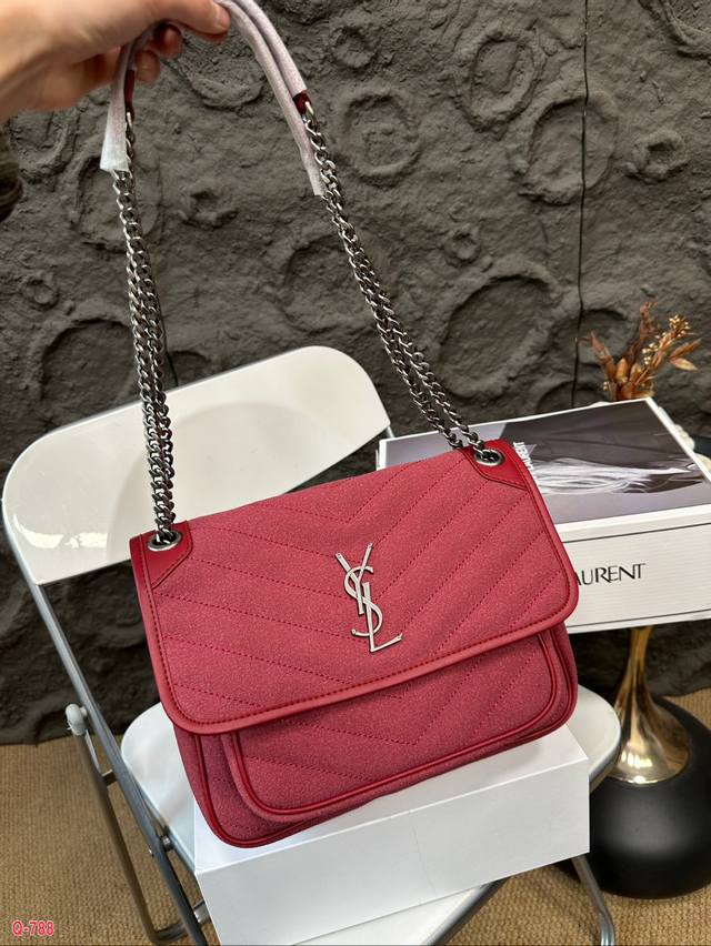 The full set of packaging for duty-free shops measures 25.20cm in size. Ysl messenger bag is made of frosted leather, which is highly popular this year. The Saint Laurent flip messenger bag is recommended for self preservation. The YSL Niki counter h