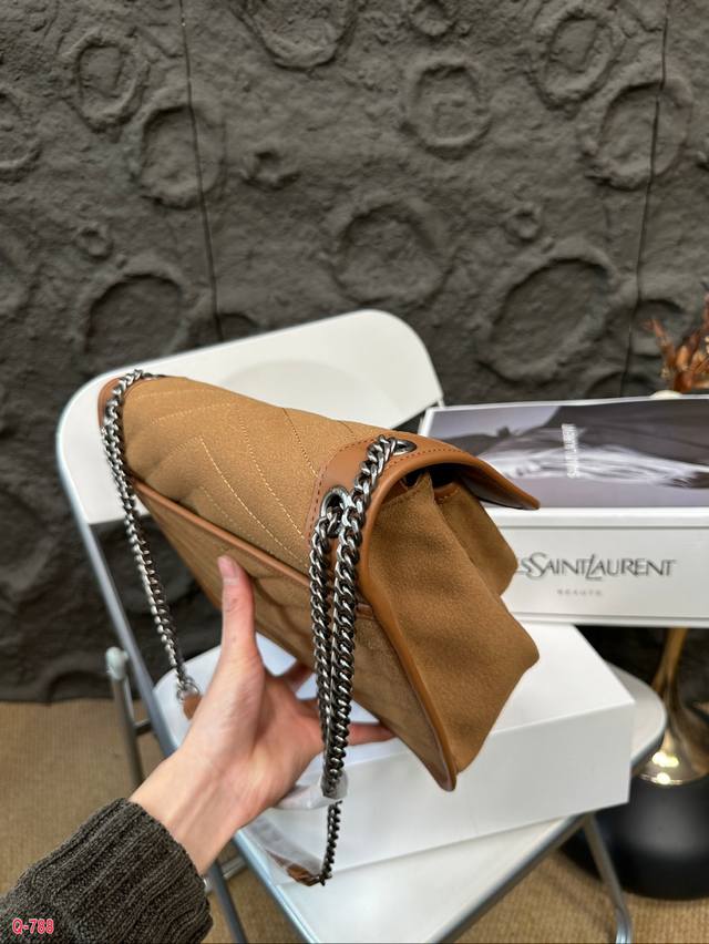 The full set of packaging for duty-free shops measures 25.20cm in size. Ysl messenger bag is made of frosted leather, which is highly popular this year. The Saint Laurent flip messenger bag is recommended for self preservation. The YSL Niki counter h