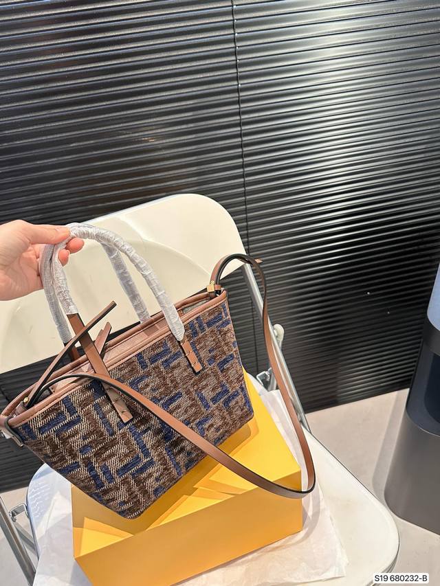 Paired with a folding box and a Fendi Roll basket, it effortlessly embodies retro fashion. The bag shape is quite broad, simple yet not simple, and does not require excessive decoration. When paired with a suit and t-shirt in daily life, it can fully