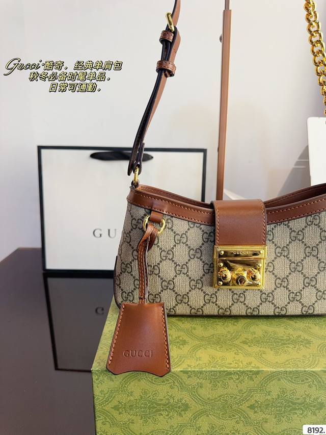 Comes with a gift box Gucci Padlock Underarm Backpack 2024 New Hobo Compared to the previous Padlock, it is lighter and has smoother and more natural lines. The hardware part will not collapse very much, and the package has a firm bottom: