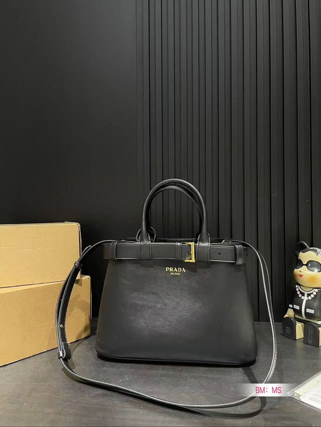 Paired with a folding gift box, Fendi Peekaboo kitten bag, classic bag design with a fashionable and high-end feel, full of any combination can be easily controlled. Size: 33 * 24: