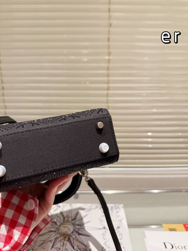 The Dior Concubine Bag Lady comes with a sheep tendon inside and is carefully crafted in sheepskin leather for a medium size design. It is paired with detachable chain shoulder straps and adjustable leather shoulder straps, making it an ideal choice