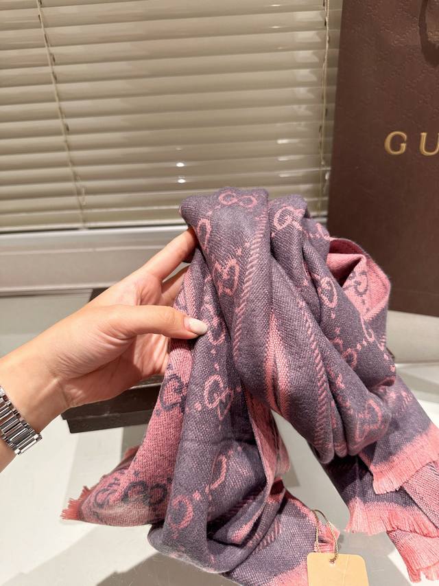 High end cashmere scarf gift box Guqi classic scarf made of real materials! This scarf is suitable for spring, autumn, and winter! It looks great as a shawl! Brighten skin tone! The upper body effect has a very strong aura, with a soft and textured f