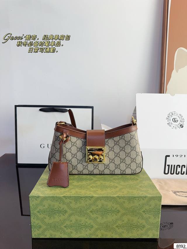 Comes with a gift box Gucci Padlock Underarm Backpack 2024 New Hobo Compared to the previous Padlock, it is lighter and has smoother and more natural lines. The hardware part will not collapse very much, and the package has a firm bottom: