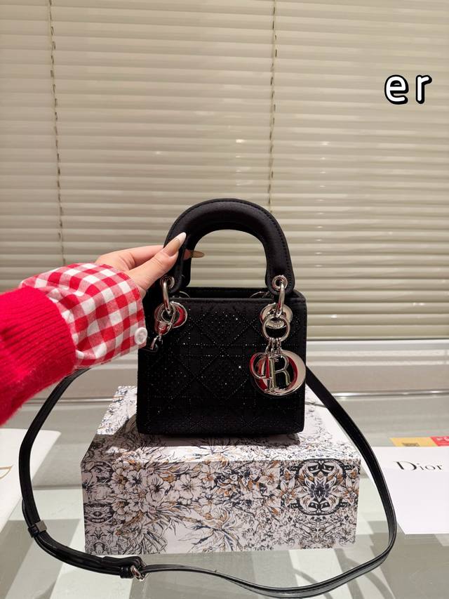 The Dior Concubine Bag Lady comes with a sheep tendon inside and is carefully crafted in sheepskin leather for a medium size design. It is paired with detachable chain shoulder straps and adjustable leather shoulder straps, making it an ideal choice