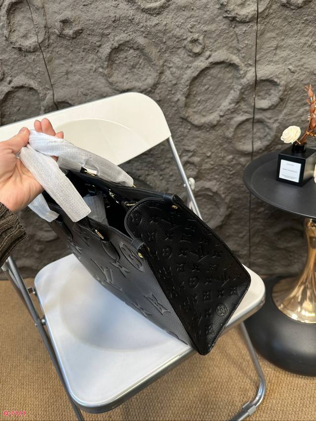 The Lv Onthego handbag tote bag is a cost-effective item that is very practical in both design and appearance. The large logo is super fashionable and not easily deformed, and the upper body has a great temperament. Size: 34.27cm: