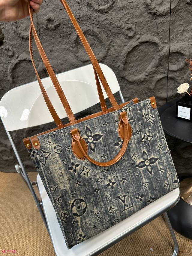 Lv Onthego denim vintage tote bag, fashionable tote bag, denim is definitely worth a season. The oversized shopping bag makes it look really stylish when worn! Size 34.27cm: