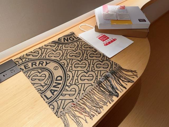 Burberry autumn and winter cashmere scarf size 45 × 1 gift box packaging handbag: