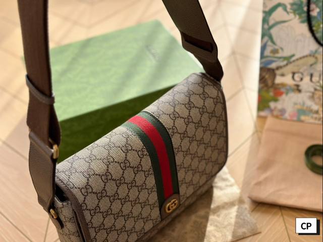 Gucci Men's New Postman Bag Comes with a Box, Suitable for Men's Daily Commuting Match, Can Hold iPad Wall Crack Recommended 29 * 17: