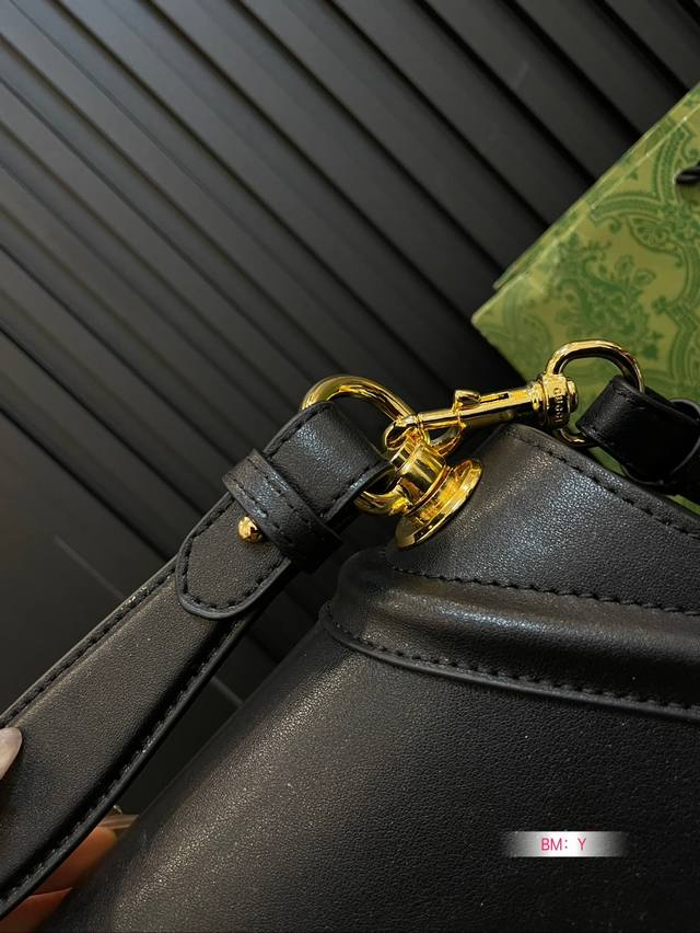 In the early 1970s, the Gucci brand created a new circular iteration version of the 1Ogo Interlocking, featuring the Blondie collection with foldable gift boxes, bringing nostalgia and modern fashion