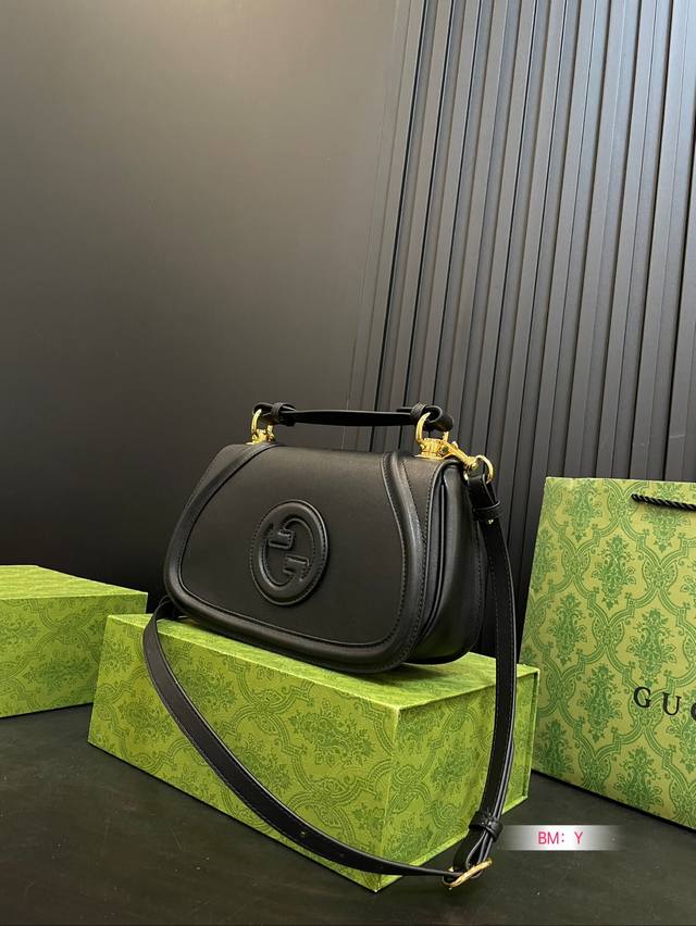 In the early 1970s, the Gucci brand created a new circular iteration version of the 1Ogo Interlocking, featuring the Blondie collection with foldable gift boxes, bringing nostalgia and modern fashion