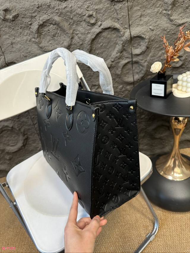 The Lv Onthego handbag tote bag is a cost-effective item that is very practical in both design and appearance. The large logo is super fashionable and not easily deformed, and the upper body has a great temperament. Size: 34.27cm: