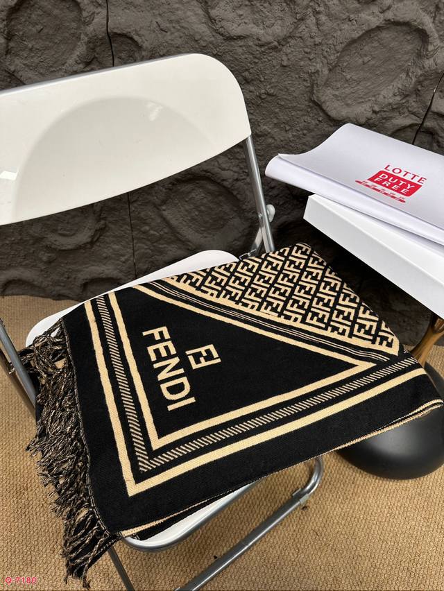 The full package of Fendi scarves is really versatile, with a powerful Upup effect and aura on the upper body! The effect of this scarf is very special, with a soft and textured feel, thick and warm fabric, and a very stylish design: