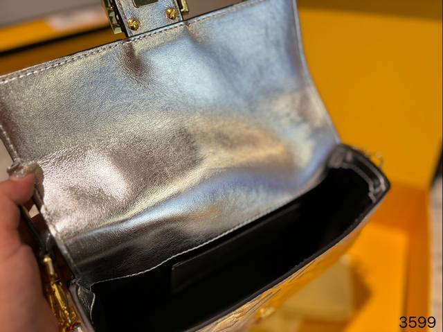 At first glance, I felt like I had been hit by the Fendi Baguette baguette baguette, which comes with a pendant. Plus, the medium size has a longer shoulder strap, which is very practical. Install two medium-sized ones: