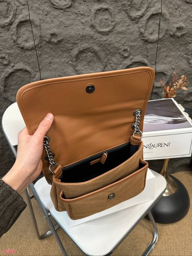 The full set of packaging for duty-free shops measures 25.20cm in size. Ysl messenger bag is made of frosted leather, which is highly popular this year. The Saint Laurent flip messenger bag is recommended for self preservation. The YSL Niki counter h