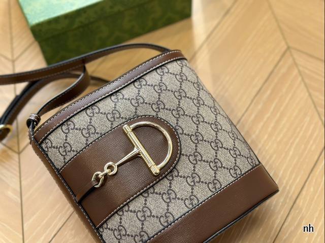 Gucci bucket bag comes with no age limit! Shoulder strap adjustable length size 18 * 19: