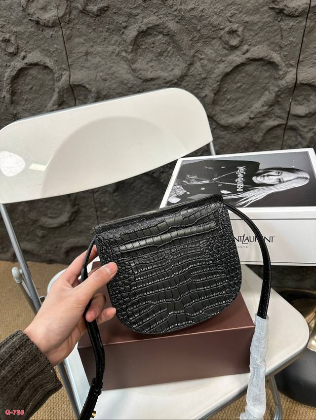 Full set of packaging for duty-free shop Ysl Saint Laurent crocodile embossed saddle bag with a million year heart effect on the upper body. Ysl hardware logo with crocodile embossed exquisite retro feeling overflowing on the screen. Chen Qiao'en's s