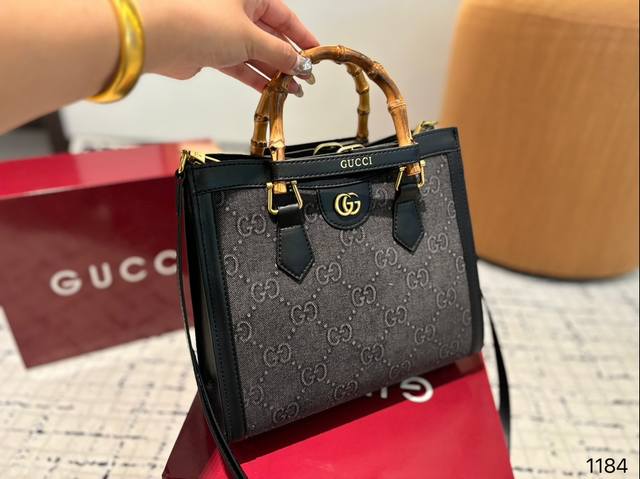 Box size 26.23 Cool Bamboo Knot Tote Bag Gucci easily interprets retro fashion bag shape is quite wide, simple but not simple, does not require too much decoration, daily matching with suits and t-shirts can fully reflect the sense of luxury