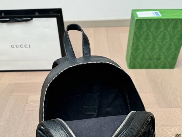 The Gucci Kuqi Backpack Super Classic Series features a unique and highly recognizable bag design that maintains a vintage vintage feel while maintaining a modern fashion style. Size 28 42: