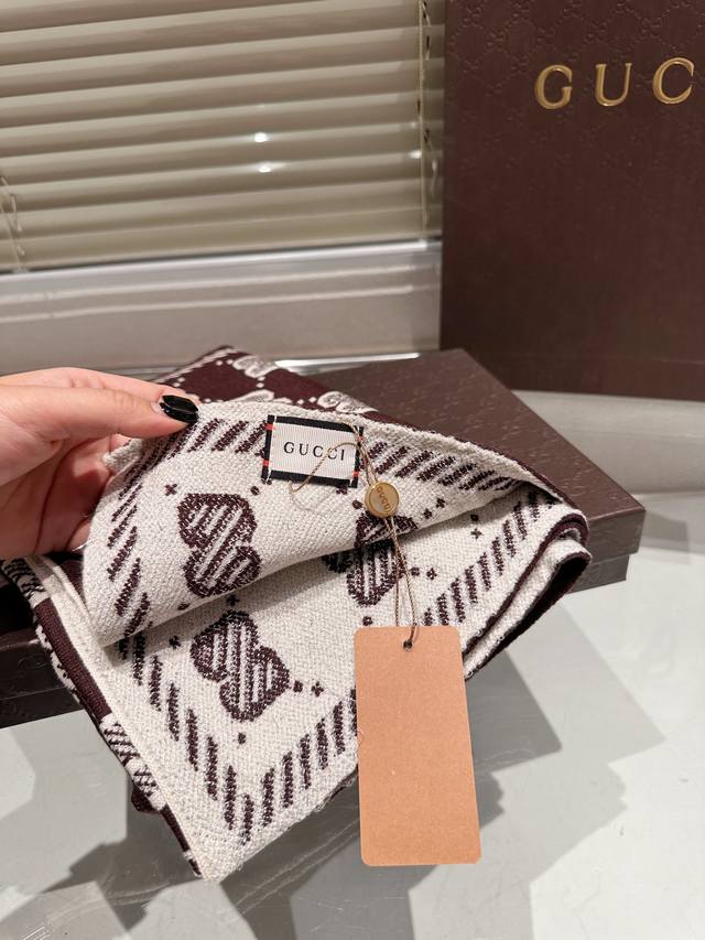 High end cashmere scarf gift box packaging Gucci classic scarf made of genuine materials! This scarf is suitable for spring, autumn, and winter! It looks great as a shawl! Brighten skin tone! The upper body effect has a very strong aura, with a soft