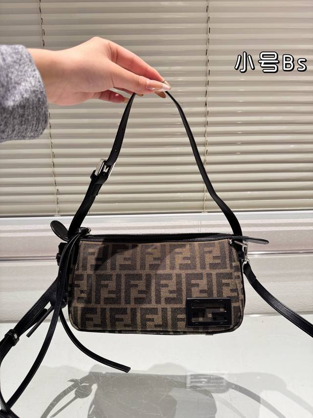 The folding box Fendi Hobo bag felt like it hit me at first glance. Plus, the medium size has a longer shoulder strap, which is very practical. The medium-sized one has two mobile phones, wallet, keys, sunglasses, lipstick and powder without pressure