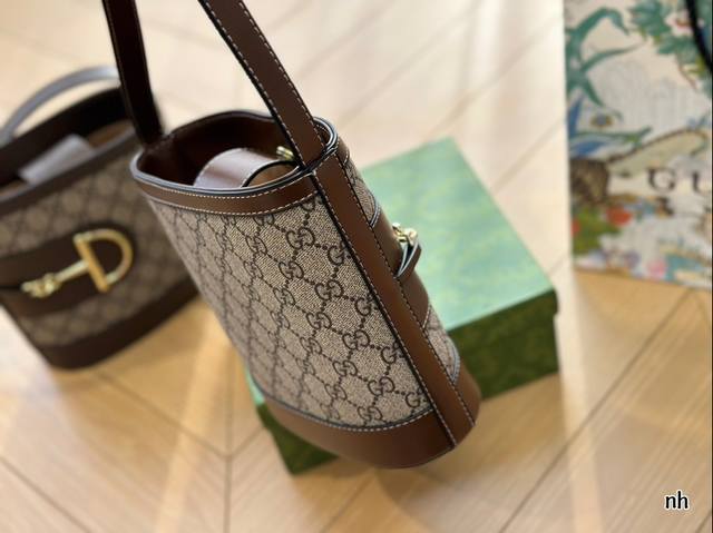 Gucci bucket bag comes with no age limit! Shoulder strap adjustable length size 18 * 19: