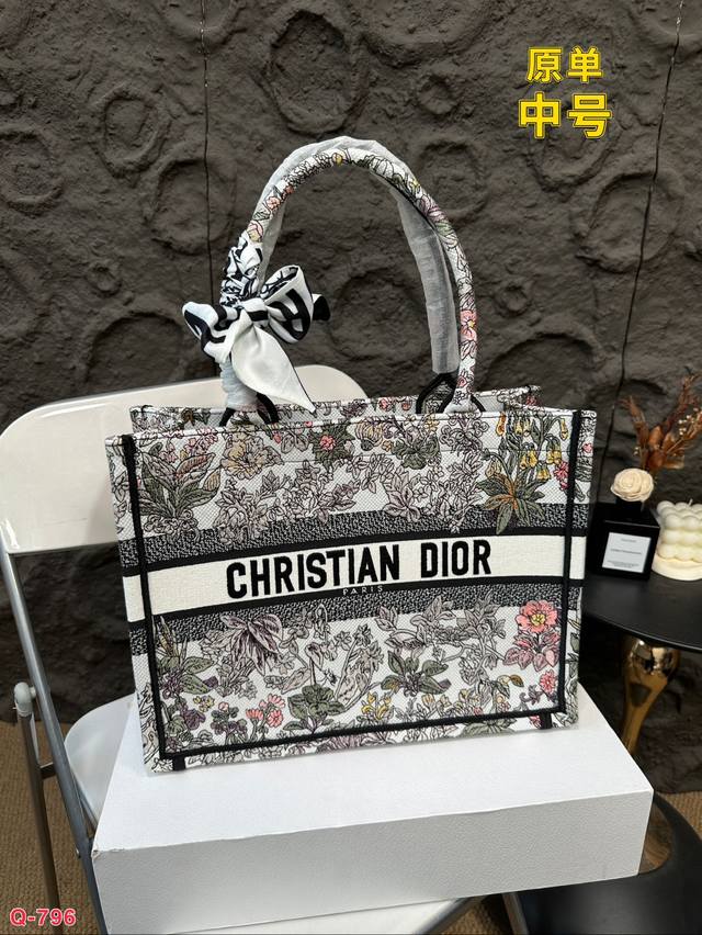 Small size 27.20cm, medium size 36.27cm, large size 42.35cm, original Dior shopping bag with folding box. This year's heavyweight counter classic explosive will be different from handsome and elegant: